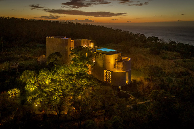 灣臥建築與山海地平線交界景觀