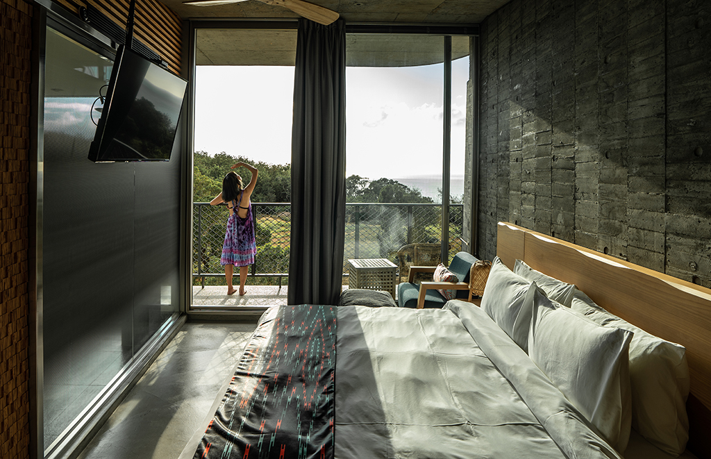 灣臥空間中的光影與牆面細節